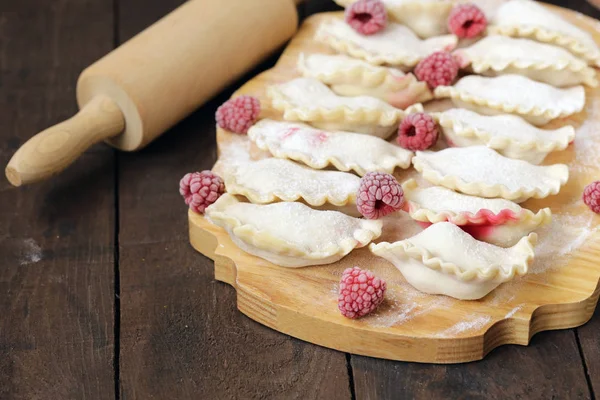 Knödel Mit Beeren Auf Einem Holzbrett — Stockfoto