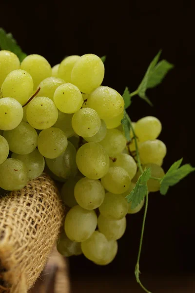 Uvas Verdes Blancas Orgánicas Sobre Fondo Madera — Foto de Stock