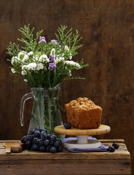 Obstkuchen Mit Rosinen Auf Einem Holztisch — Stockfoto