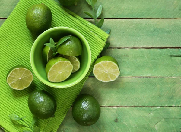 Fresh Organic Lime Wooden Table — Stock Photo, Image