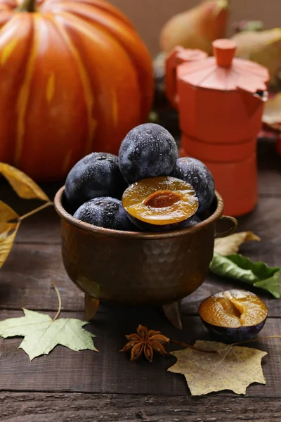 Prunes Violettes Biologiques Mûres Sur Fond Bois — Photo