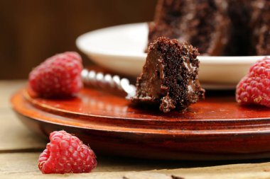 bir plaka üzerinde süper çikolatalı kek parçası