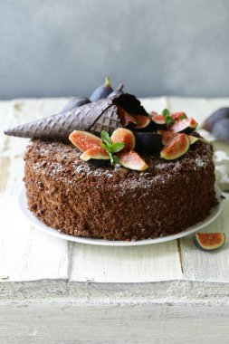 a muamele etmek için taze incir ile çikolatalı kek