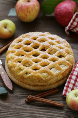 puf böreği tarçın ile geleneksel elmalı turta yapılmış