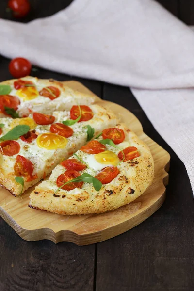 Bolo Liso Focaccia Italiano Com Tomates Arugula — Fotografia de Stock