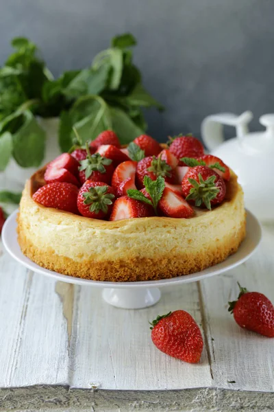 신선한 딸기와 케이크 — 스톡 사진