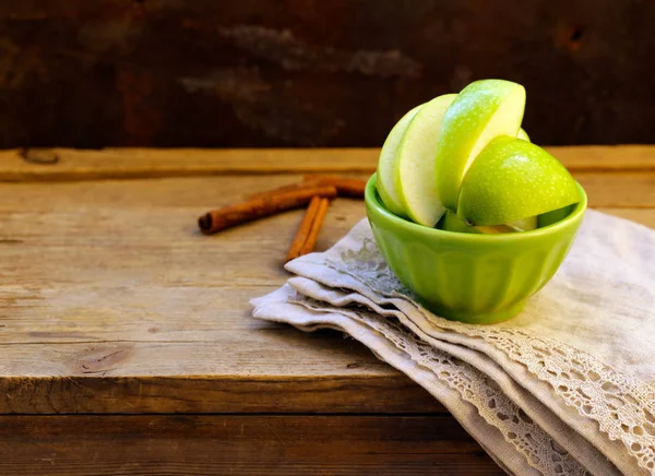 Manzana Verde Rodajas Tazón Estilo Rústico —  Fotos de Stock