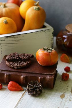 Sonbahar natürmort çay tatlılar tablo