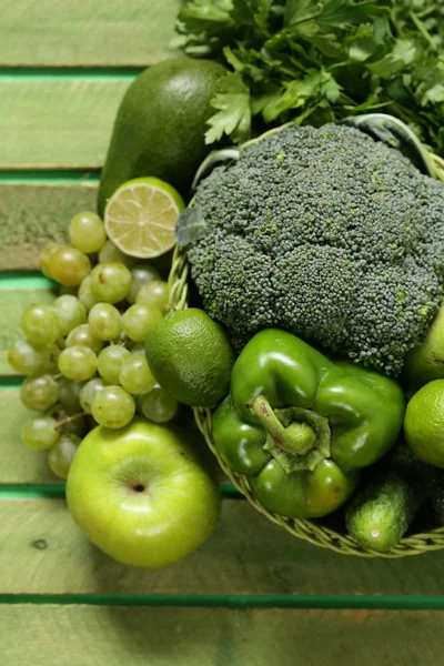 Verduras Frutas Verdes Una Canasta Mimbre — Foto de Stock