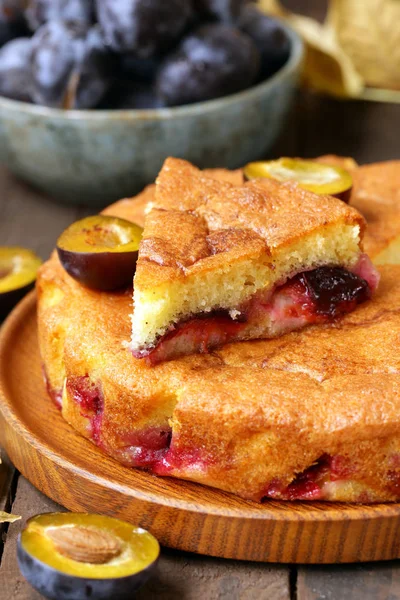 Torta Ameixa Com Bagas Frescas Uma Mesa Madeira — Fotografia de Stock