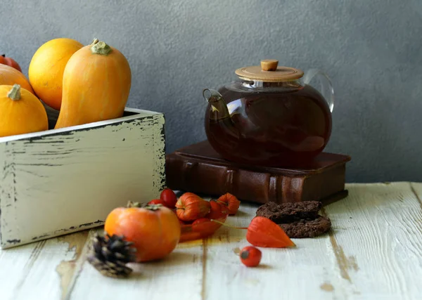 Herbst Stilllebenstee Auf Dem Tisch Mit Süßigkeiten — Stockfoto