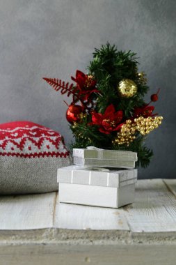 Noel kompozisyon - Noel ağacı, hediyeler, kazak