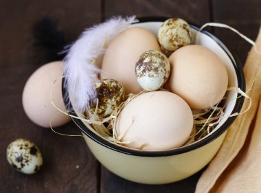 ahşap bir masa üzerinde doğal organik yumurta