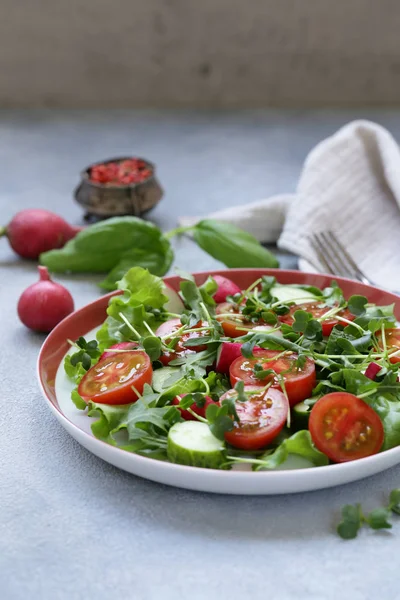 Salada Fresca Com Tomate Rabanete Comida Saudável — Fotografia de Stock