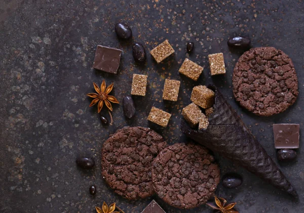 Biscuits Aux Pépites Chocolat Bonbons Sur Fond Brun — Photo