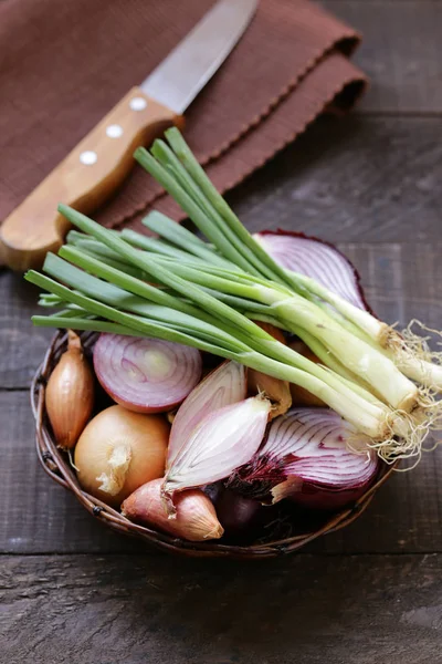 Alami Bawang Organik Dari Varietas Yang Berbeda — Stok Foto