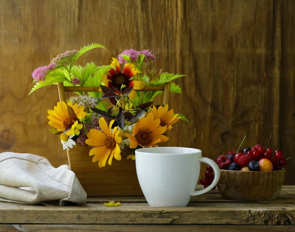 Bouquet Fiori Campo Uno Sfondo Legno Nature Morte Rustiche — Foto Stock