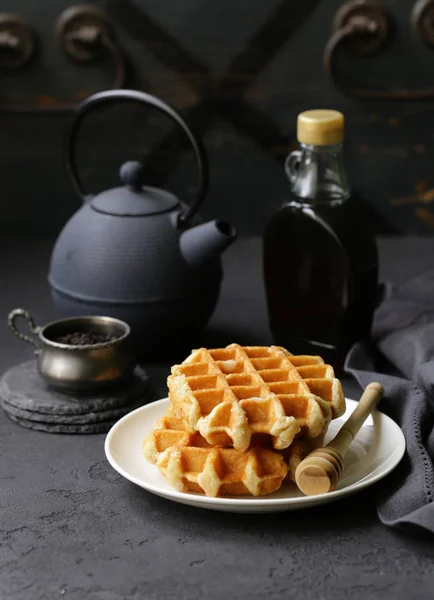 Kahvaltı Için Çilek Ile Tatlı Waffle — Stok fotoğraf