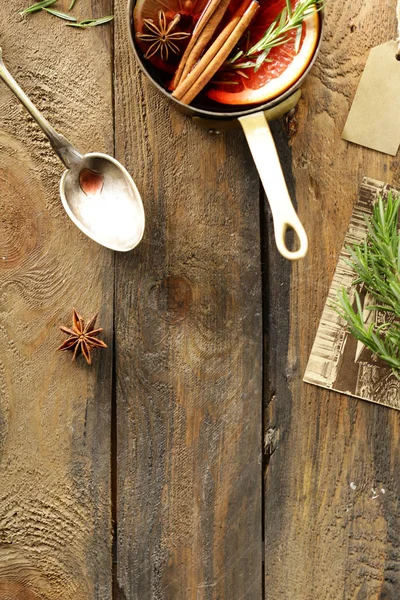 Vinho Quente Com Canela Laranja Sobre Fundo Madeira — Fotografia de Stock