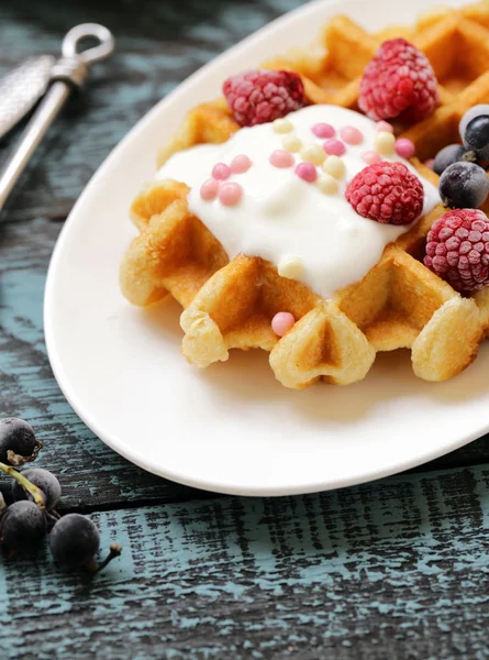 Kahvaltı Için Çilek Ile Tatlı Waffle — Stok fotoğraf