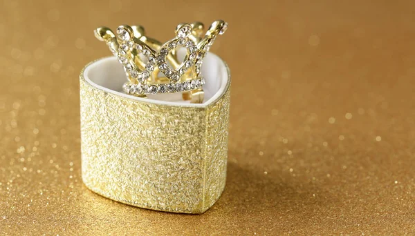 Kostbare Krone Auf Goldenem Hintergrund — Stockfoto