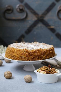 Ev yapımı pasta tatlı ile fındık ve çilek