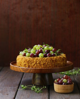 Ev yapımı pasta tatlı ile fındık ve çilek