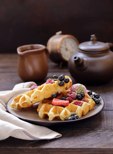 Kahvaltı Için Çilek Ile Tatlı Waffle — Stok fotoğraf