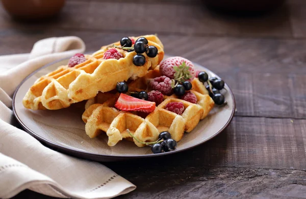 Gofres Dulces Con Bayas Para Desayuno —  Fotos de Stock