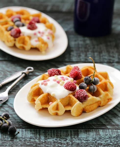 Kahvaltı Için Çilek Ile Tatlı Waffle — Stok fotoğraf