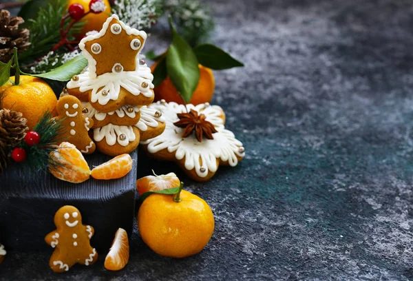 姜饼和圣诞树的节日装饰 — 图库照片