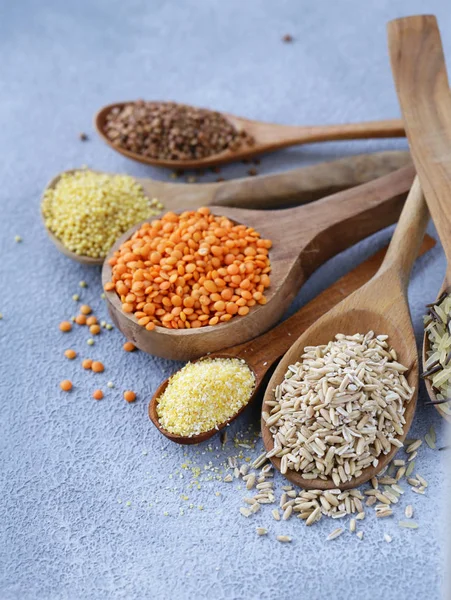 Los Cereales Distintos Las Cucharas Madera Alimentación Sana — Foto de Stock