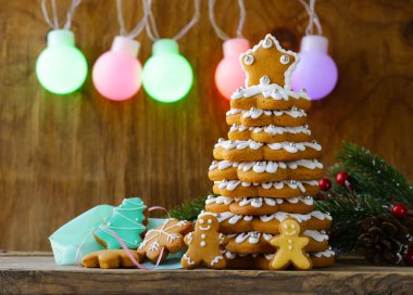 Zencefilli kurabiye ve tatil dekorasyon için Noel ağacı