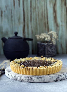 kek ile fındık ve çikolata ahşap bir masa üzerinde