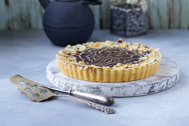 kek ile fındık ve çikolata ahşap bir masa üzerinde