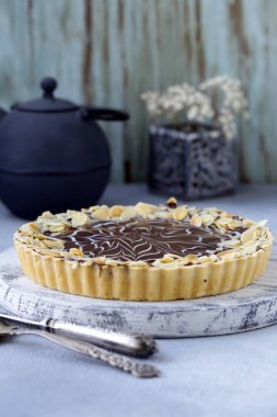 kek ile fındık ve çikolata ahşap bir masa üzerinde