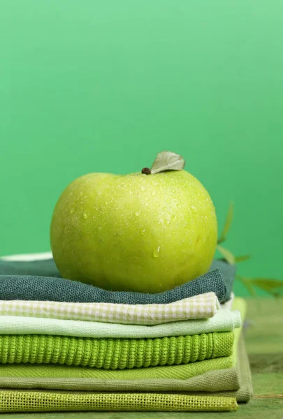 Świeże Zielone Jabłuszko Granny Smith Podłoże Drewniane — Zdjęcie stockowe