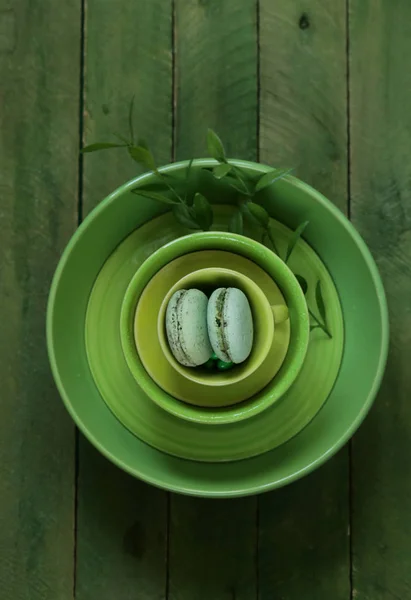 Bitterkoekjes Een Groene Keramische Schaal Tafel — Stockfoto