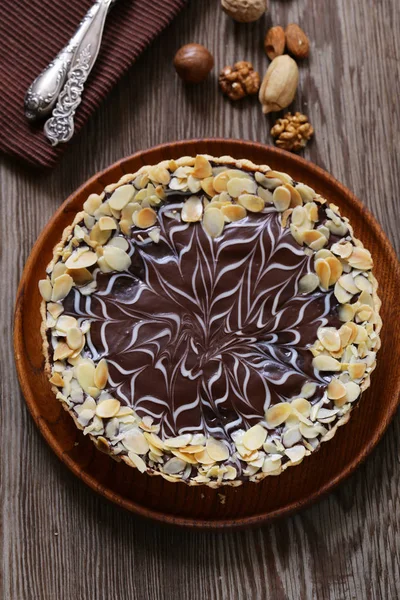 Torta Con Noci Cioccolato Tavolo Legno — Foto Stock