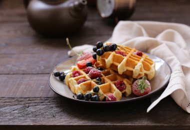 Kahvaltı için çilek ile tatlı waffle