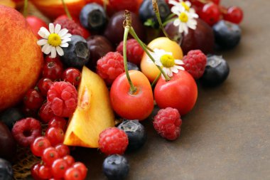 taze organik karışım berry masada