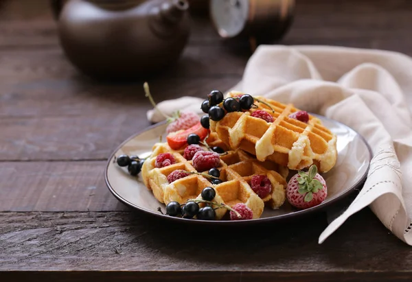 Waffles Doces Com Bagas Para Café Manhã — Fotografia de Stock