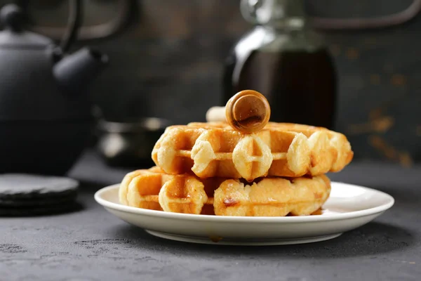 Kahvaltı Için Çilek Ile Tatlı Waffle — Stok fotoğraf