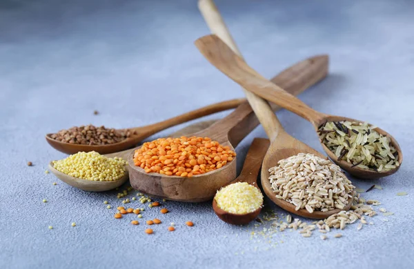 木製のスプーン 健康食品のさまざまな穀物 — ストック写真