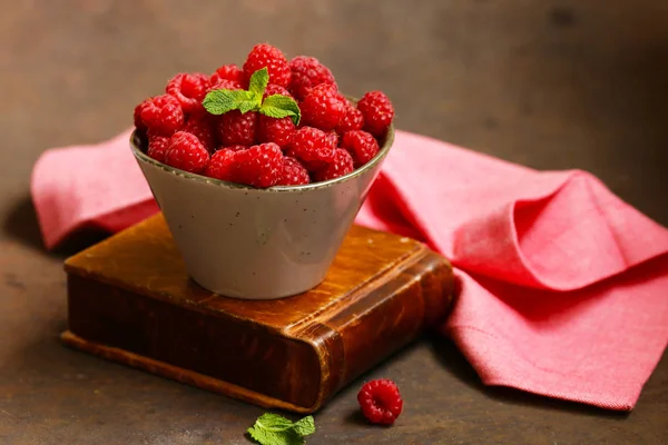 Taze Organik Ahududu Berry Masada — Stok fotoğraf