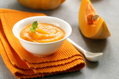 Taze kabak püresi gelen organik sebze