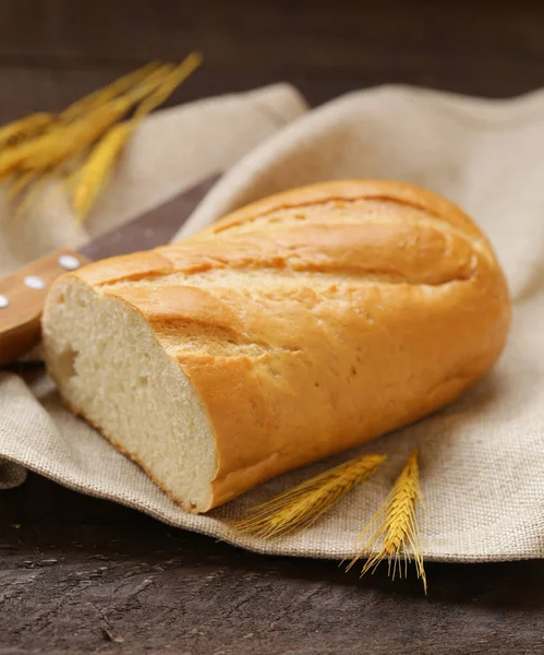 Taze Beyaz Somun Ekmek Ahşap Bir Masa Üzerinde — Stok fotoğraf