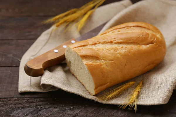 Taze Beyaz Somun Ekmek Ahşap Bir Masa Üzerinde — Stok fotoğraf