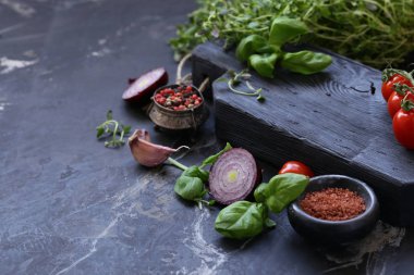 arka plan ahşap tahta, sebze ve baharatlar