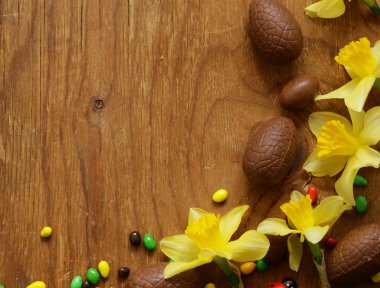 sarı nergis ve dekore edilmiş yumurta Paskalya için